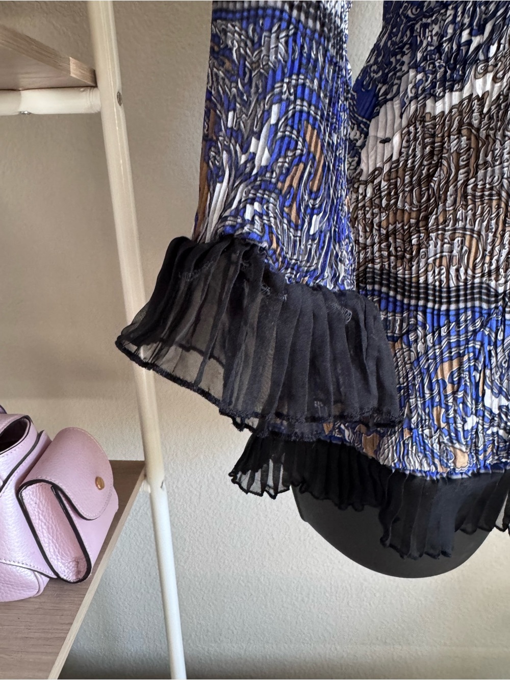 ALBERTO MAKALI Blue, Brown & Black Printed V-Neck Ruffle Top SZ MEDIUM - Picture 4 of 9